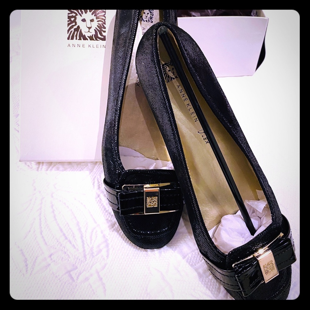 NWT Anne Klein Black Snakeskin Flats